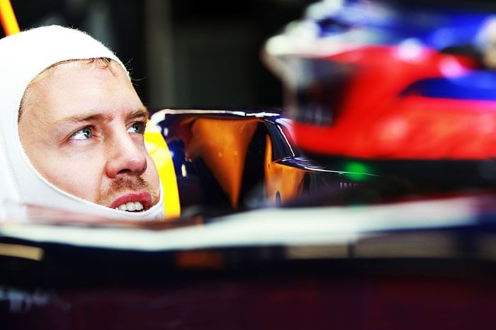 Vettel extends Red Bull contract