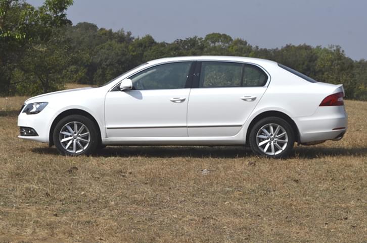 Skoda Superb facelift review, test drive Skoda Superb facelift review, test drive