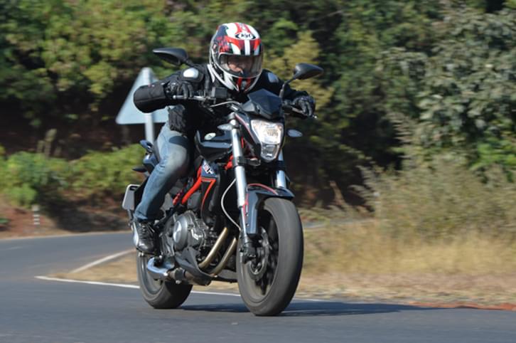 Benelli TNT 300 review, test ride Benelli TNT 300 review, test ride