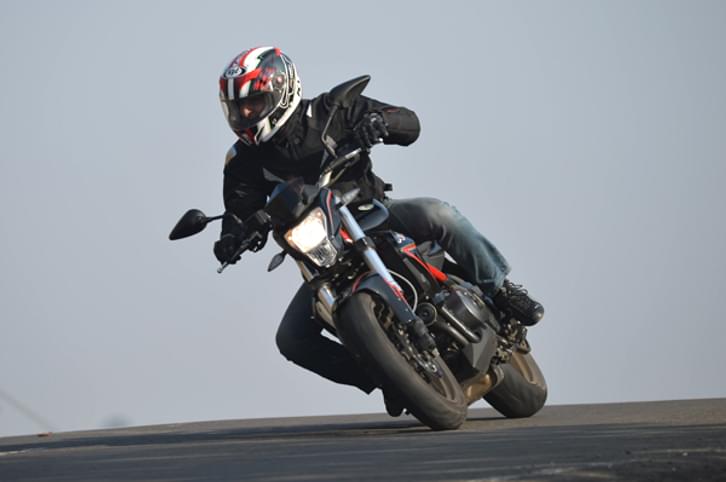 Benelli TNT 300 review, test ride Benelli TNT 300 review, test ride