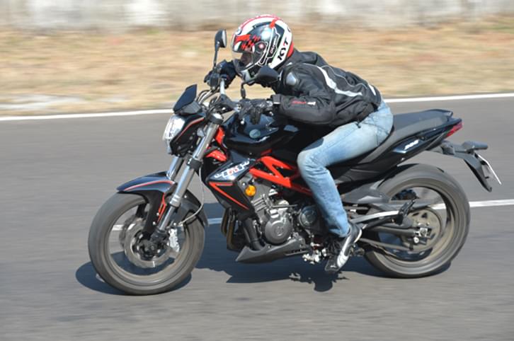 Benelli TNT 300 review, test ride Benelli TNT 300 review, test ride