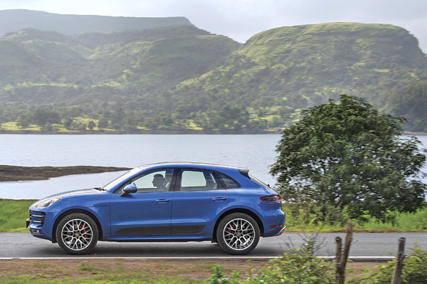 Mobil 1 Great car great road: Porsche Macan