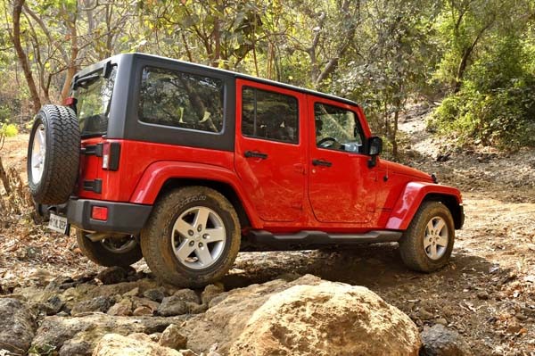 Off-roading with the Jeep Wrangler and Grand Cherokee Off-roading with the Jeep Wrangler and Grand Cherokee