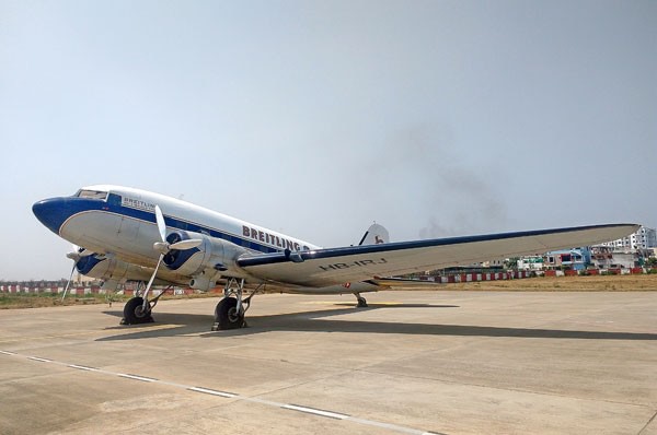 Flying on a 1940 Breitling DC-3 in India Flying on a 1940 Breitling DC-3 in India