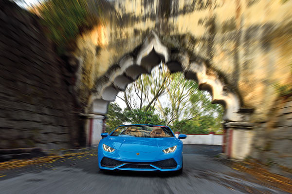 Driving the Lamborghini Huracan Spyder up Nandi Hills Driving the Lamborghini Huracan Spyder up Nandi Hills