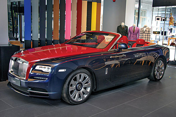 Rolls-Royce Black Badge: The lady wears black Rolls-Royce Black Badge: The lady wears black