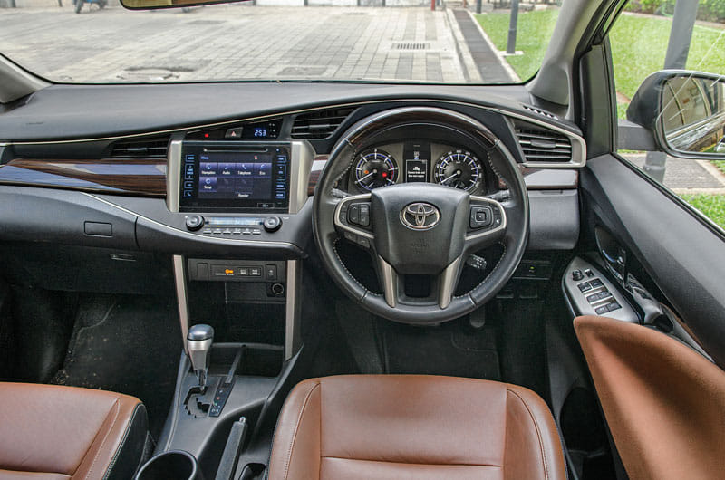 2017 Tata Hexa vs Toyota Innova Crysta automatic comparison - Image 4