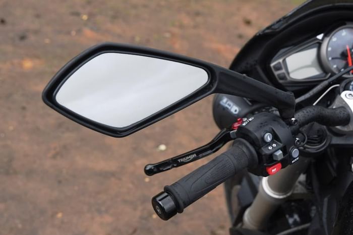 Triumph Street Triple S vs Kawasaki Z900 comparison