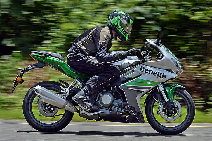 2017 Benelli 302R review, test ride 2017 Benelli 302R review, test ride
