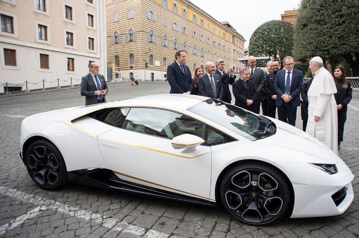 Lamborghini presents the pope a special edition Huracan