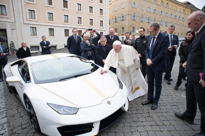 Lamborghini presents the pope a special edition Huracan
