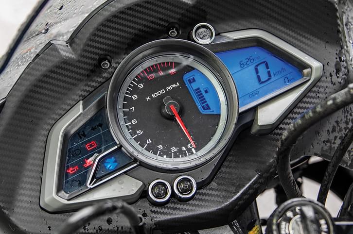 2018 Yamaha YZF-R15 V3.0 vs Bajaj Pulsar RS200 comparison 2018 Yamaha YZF-R15 V3.0 vs Bajaj Pulsar RS200 comparison