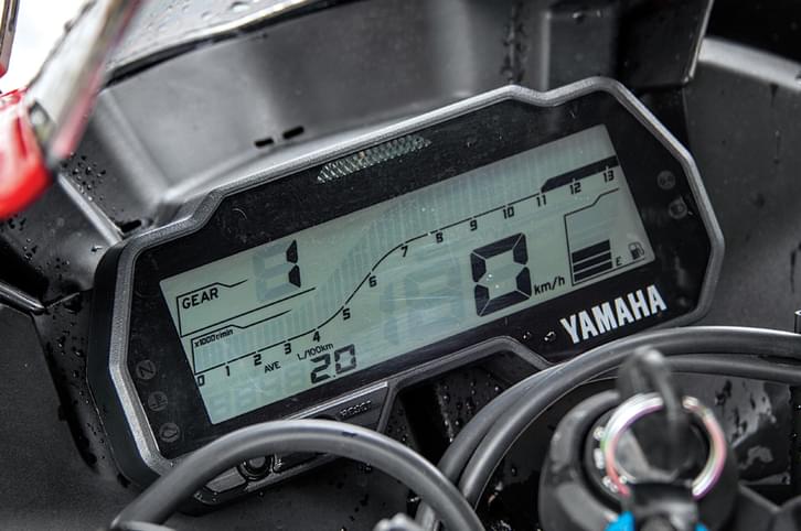 2018 Yamaha YZF-R15 V3.0 vs Bajaj Pulsar RS200 comparison 2018 Yamaha YZF-R15 V3.0 vs Bajaj Pulsar RS200 comparison