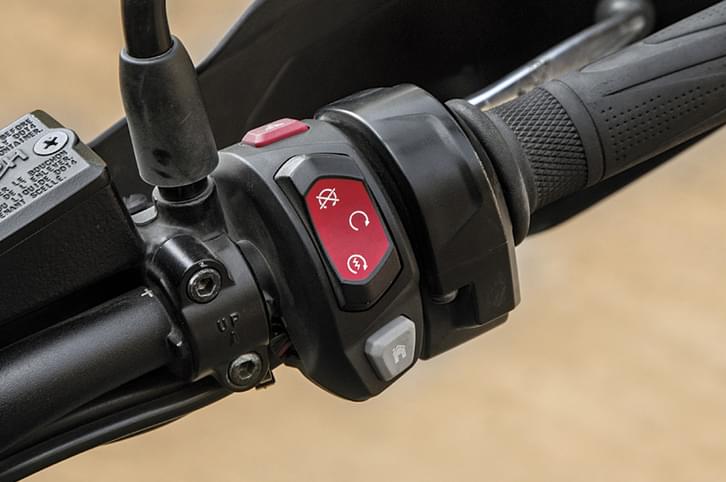 Triumph Tiger 800 XCX Vs BMW F 850 GS Pro comparison Triumph Tiger 800 XCX Vs BMW F 850 GS Pro comparison