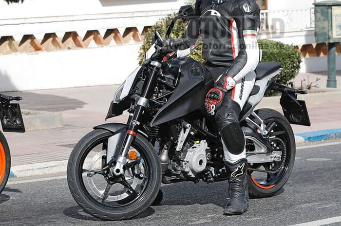 Next-gen KTM 125 Duke spotted testing