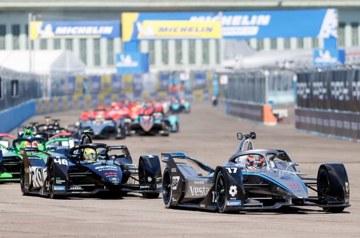 Nyck de Vries leads from Edoardo Mortara in Berlin.