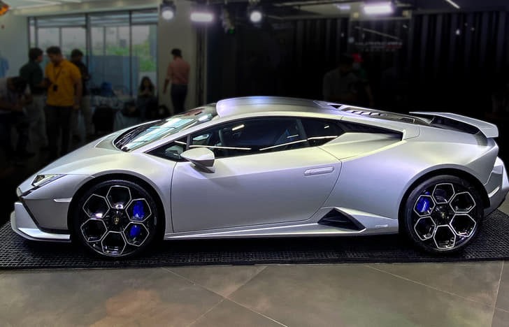 Lamborghini Huracan Tecnica side profile.