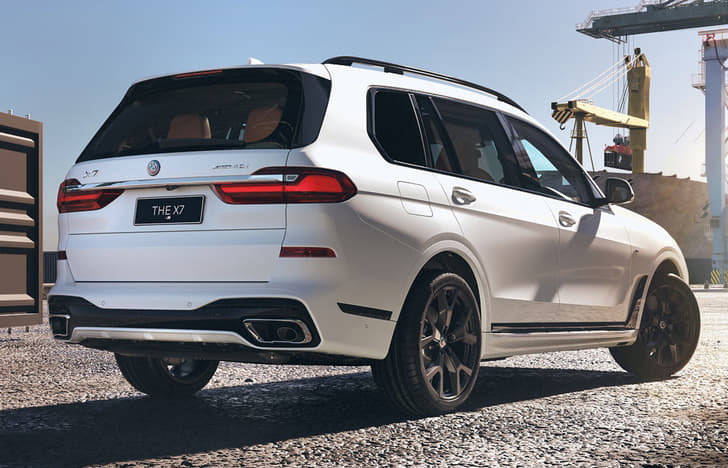 2022 BMW X7 40i M Sport 50 Jahre M Edition rear quarter