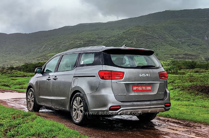 Kia Carnival rear quarter 