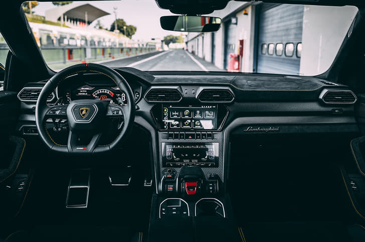 2022 Lamborghini Urus Performante interior.