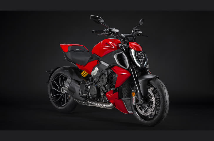Front three-quarter profile of the Ducati Diavel V4