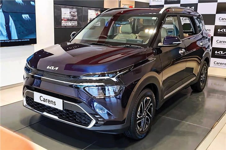 2022 Kia Carens MPV front quarter.