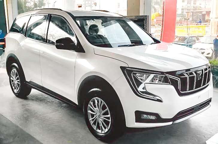 Mahindra XUV700 front