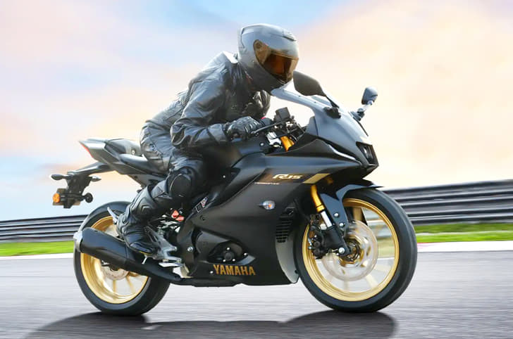 Yamaha R15 price, new black colour details.