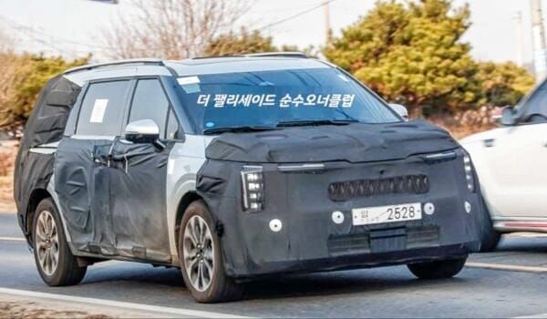 Kia Carnival front