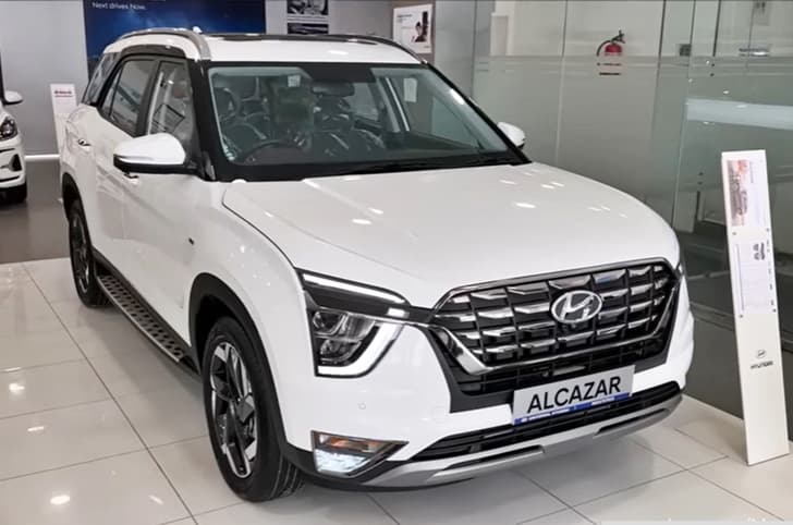 Hyundai Alcazar front quarter 