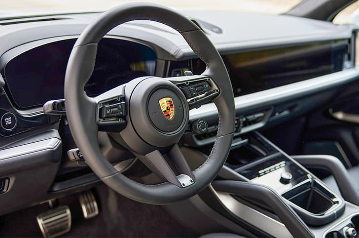Porsche Cayenne Turbo e-Hybrid dash