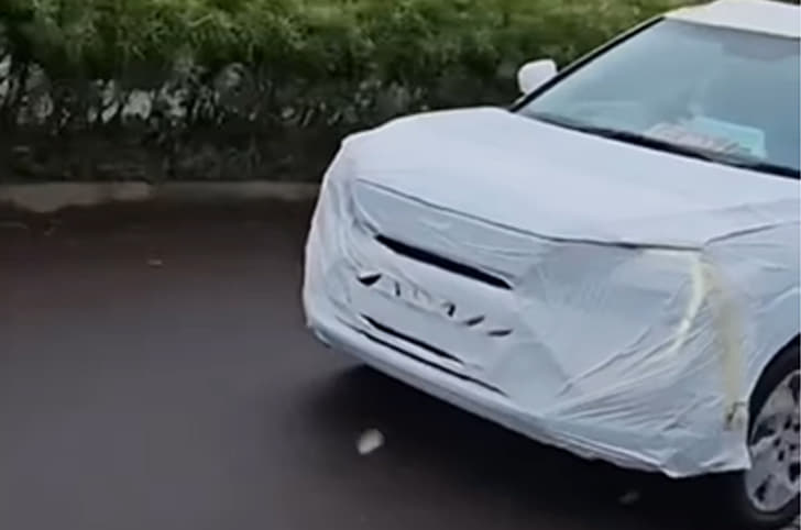 Mahindra XUV300 facelift front quarter 