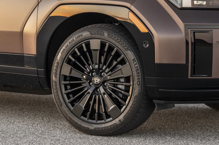 Hyundai Santa Fe alloy wheel