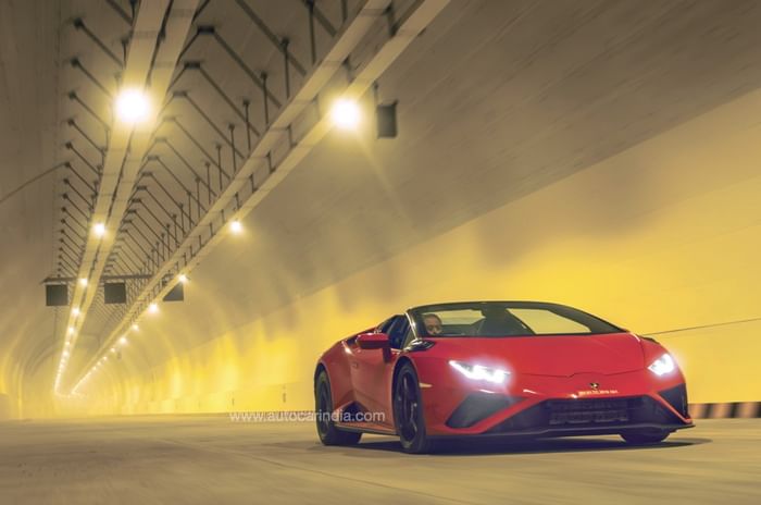 Driving through the Mumbai Coastal Road in a Lamborghini Huracan 