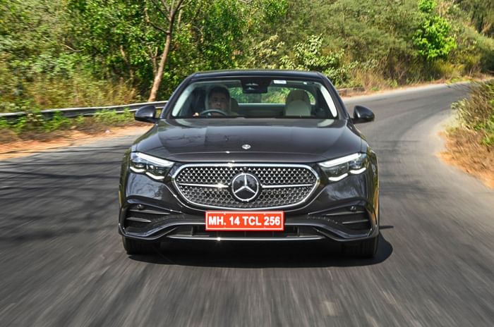 2025 Mercedes-Benz E-Class E 450 front tracking 2025 Mercedes-Benz E-Class E 450 front tracking