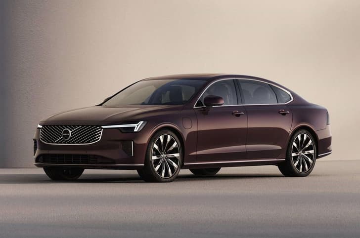 2025 Volvo S90 front quarter 