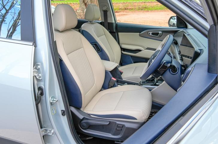 Kia Carens Clavis front seats 