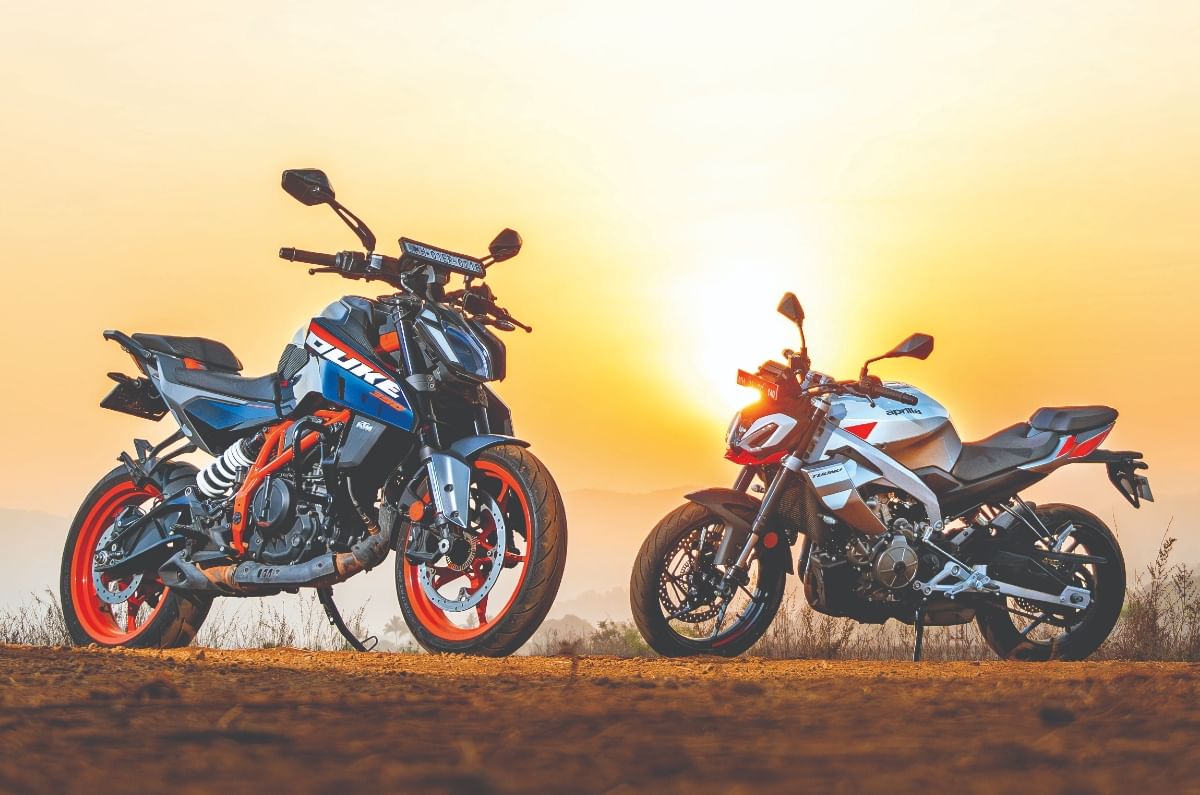 Aprilia Tuono 457 and KTM 390 Duke front static in field