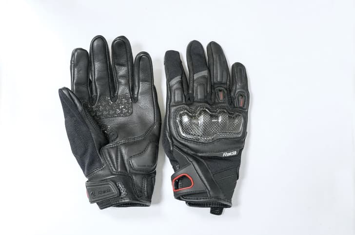 Raida Carbonite gloves in studio