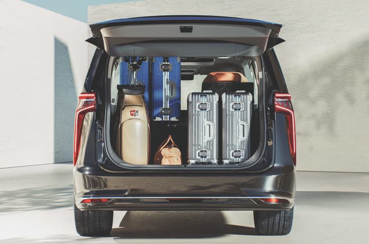 MG M9 boot space with suitcases