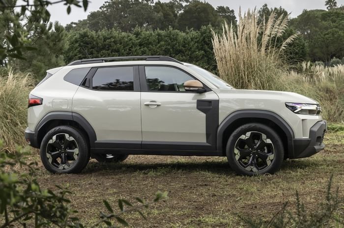 Dacia Duster hybrid side profile