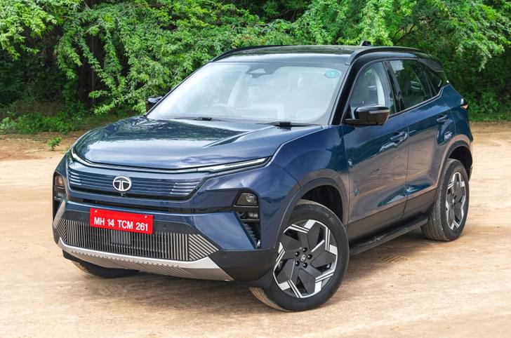 tata harrier ev in field