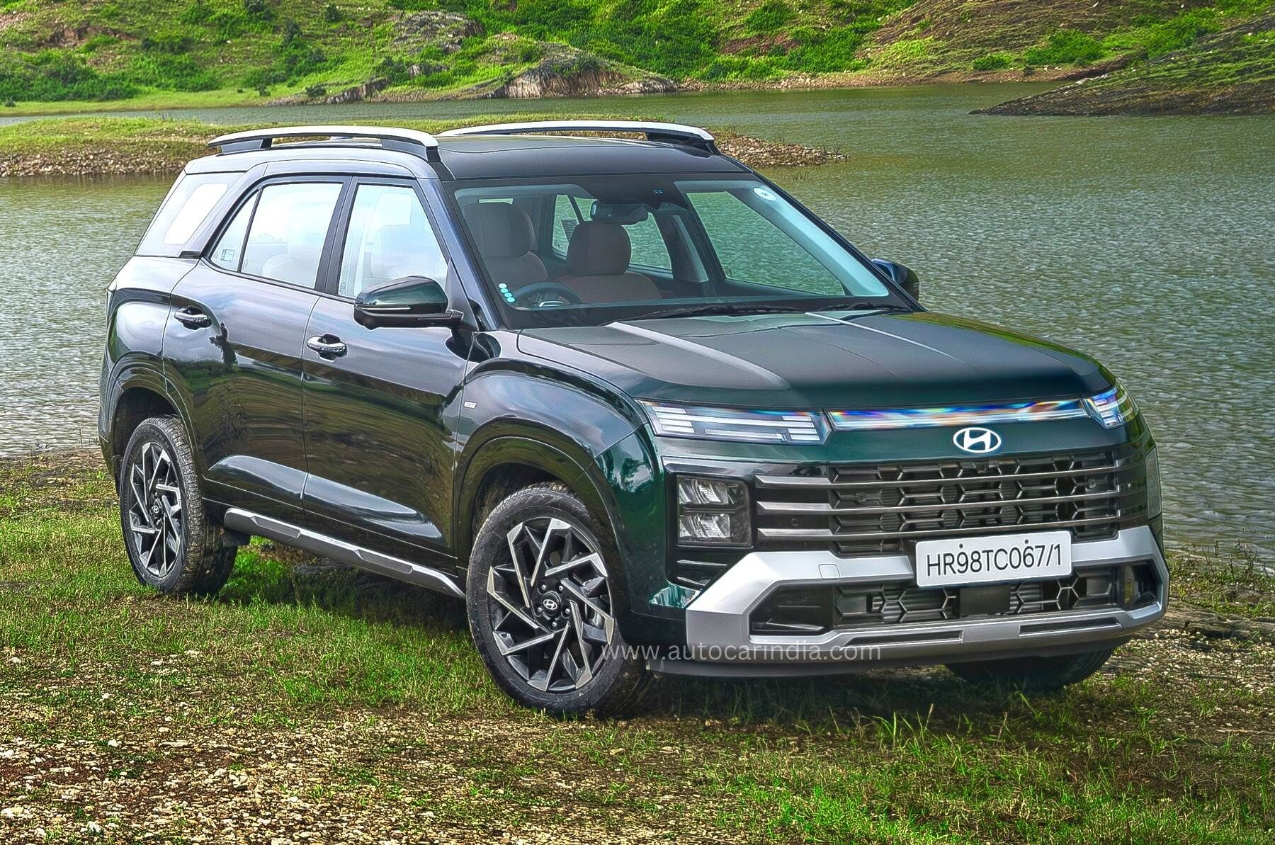 hyundai alcazar in field