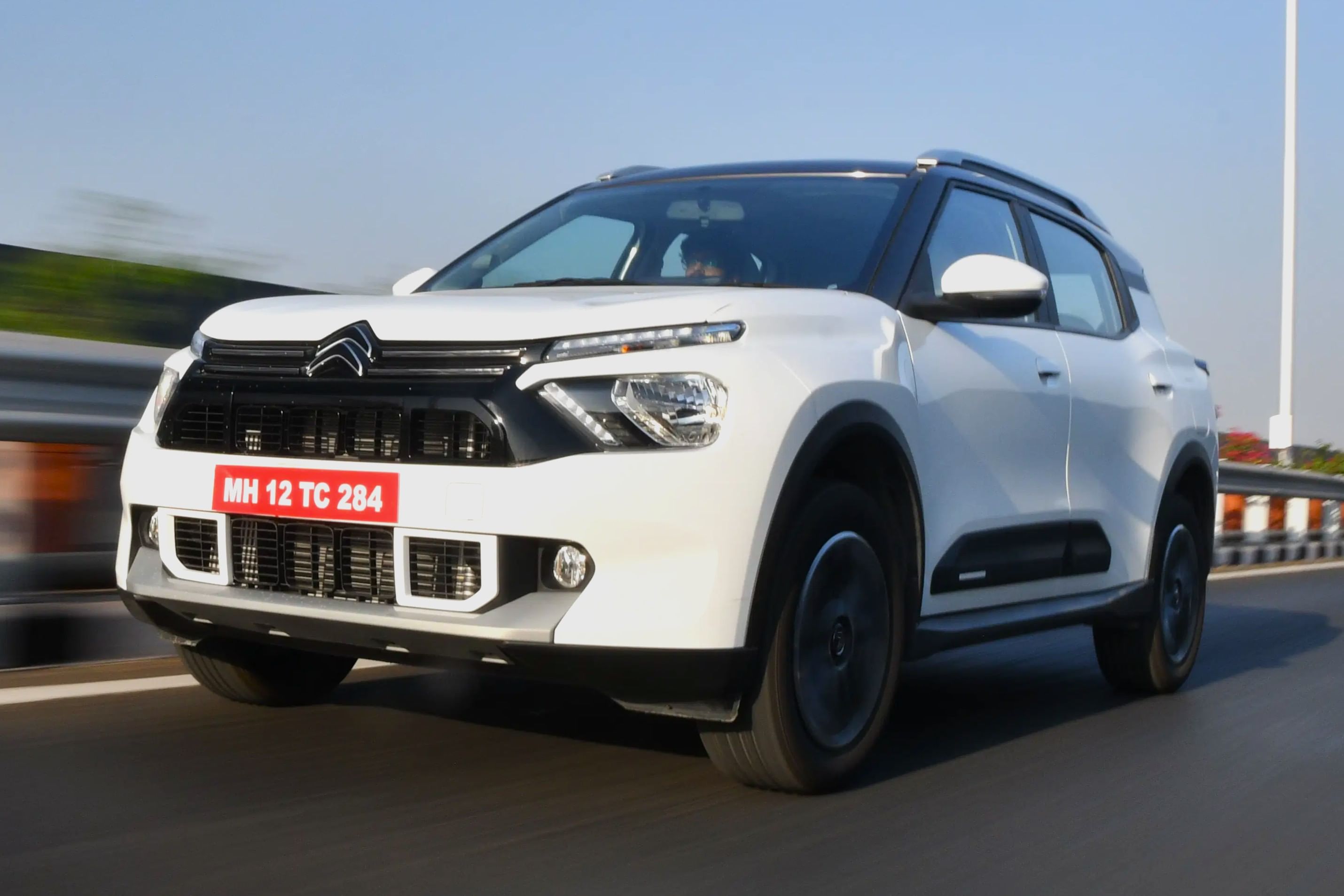 citroen aircross on road