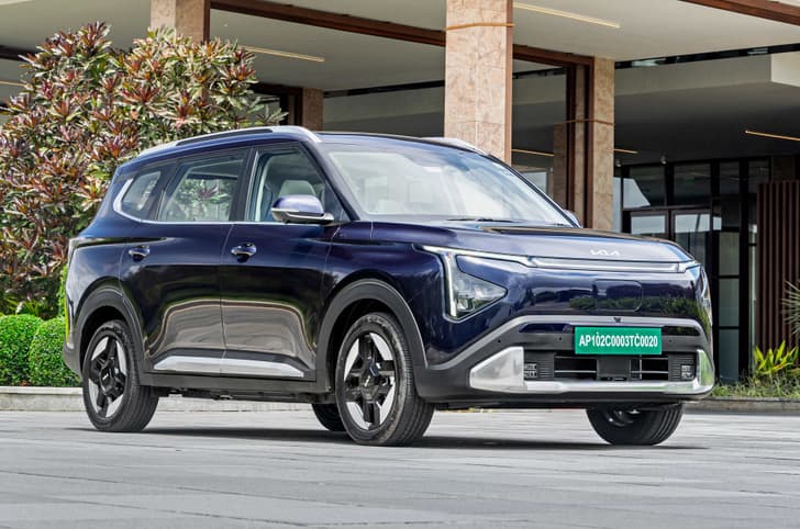 2025 kia carens clavis ev in parking lot