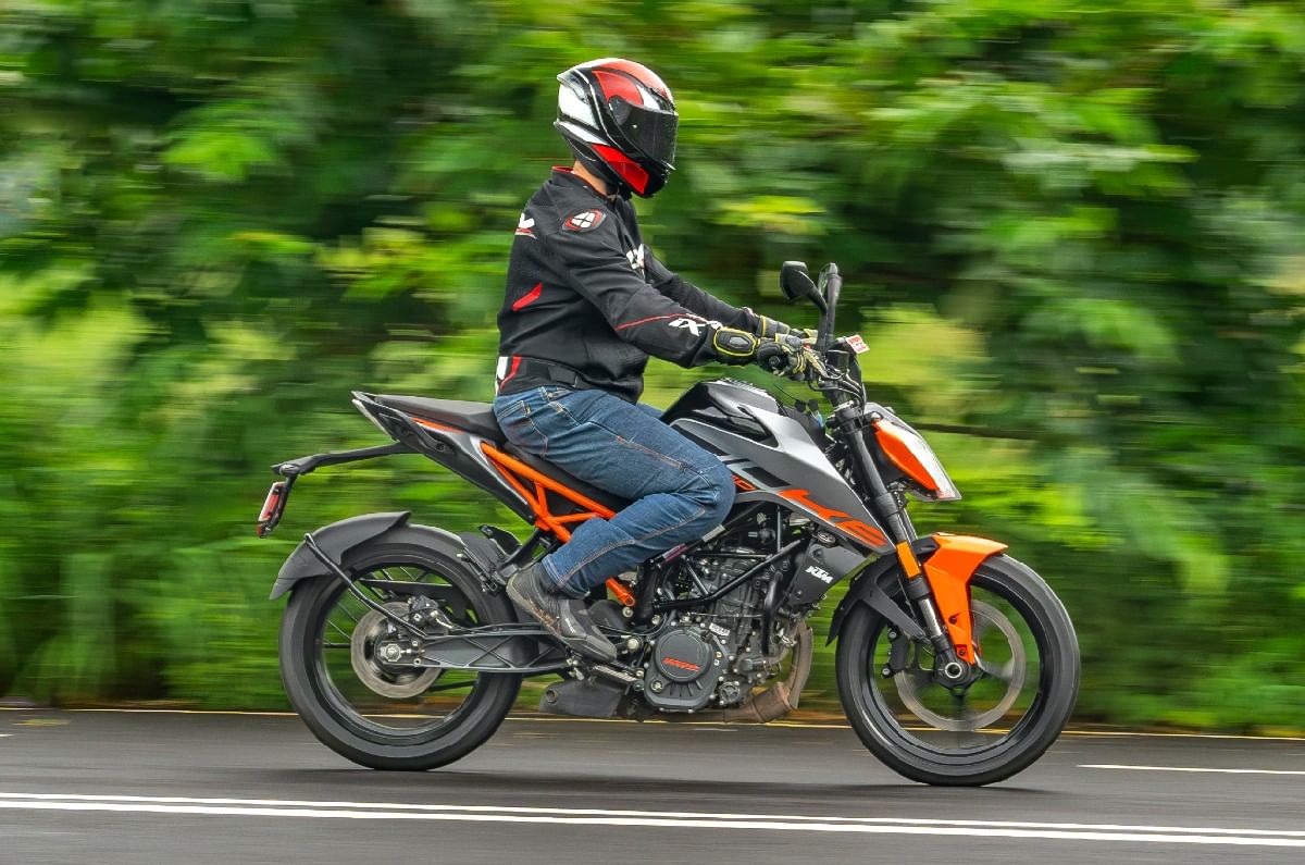 KTM 160 Duke side panning shot