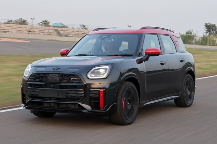 Mini Countryman JCW ALL4 front left side on BIC