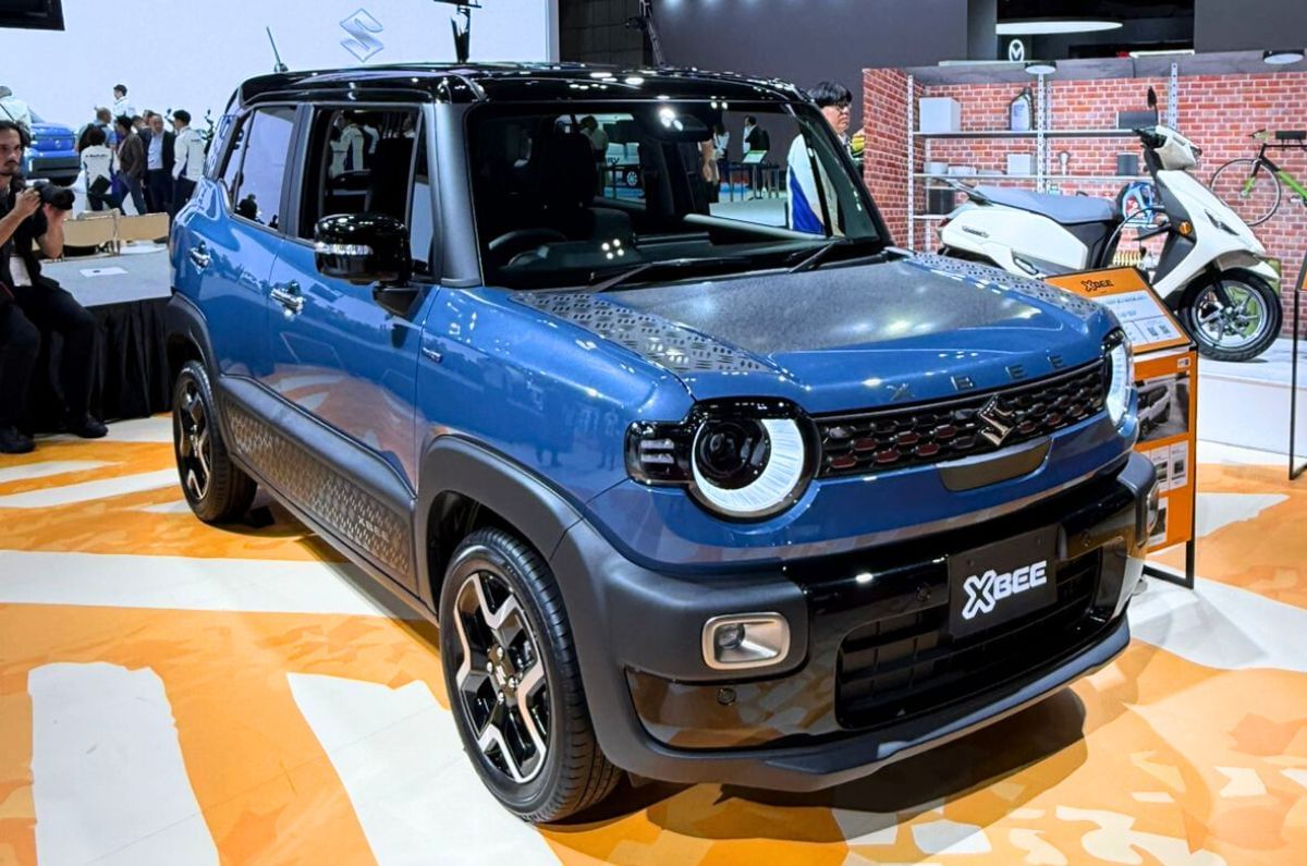 Suzuki XBEE front quarter