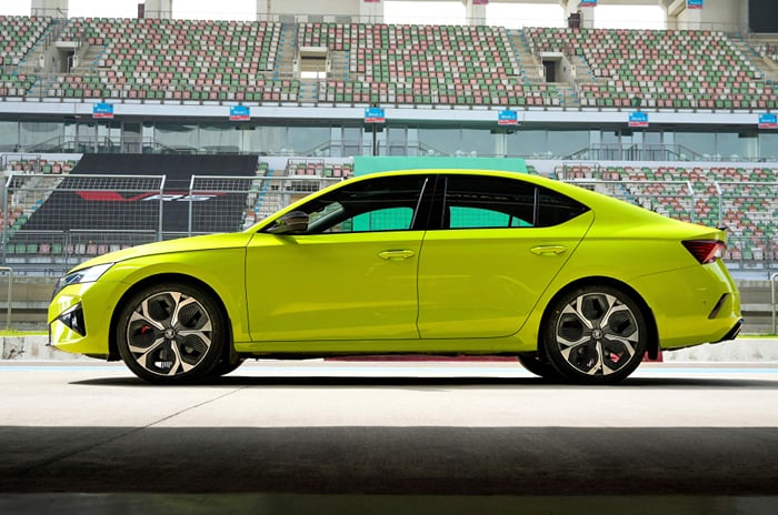 Skoda Octavia RS side static 