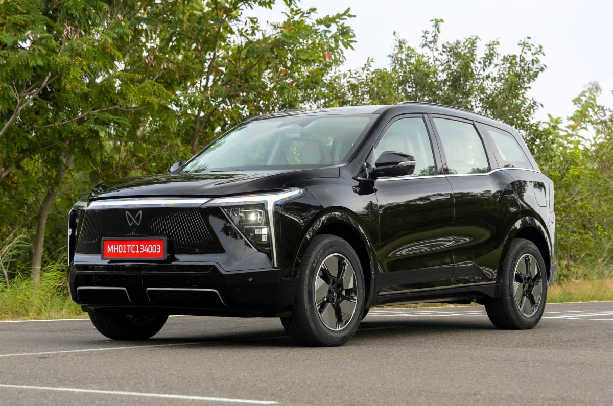 Mahindra XEV 9s midnight black front left side